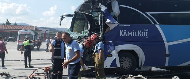 yolcu-otobusu-temizlik-aracina-carpti-1-olu-12-yarali_5222_dhaphoto2.jpg