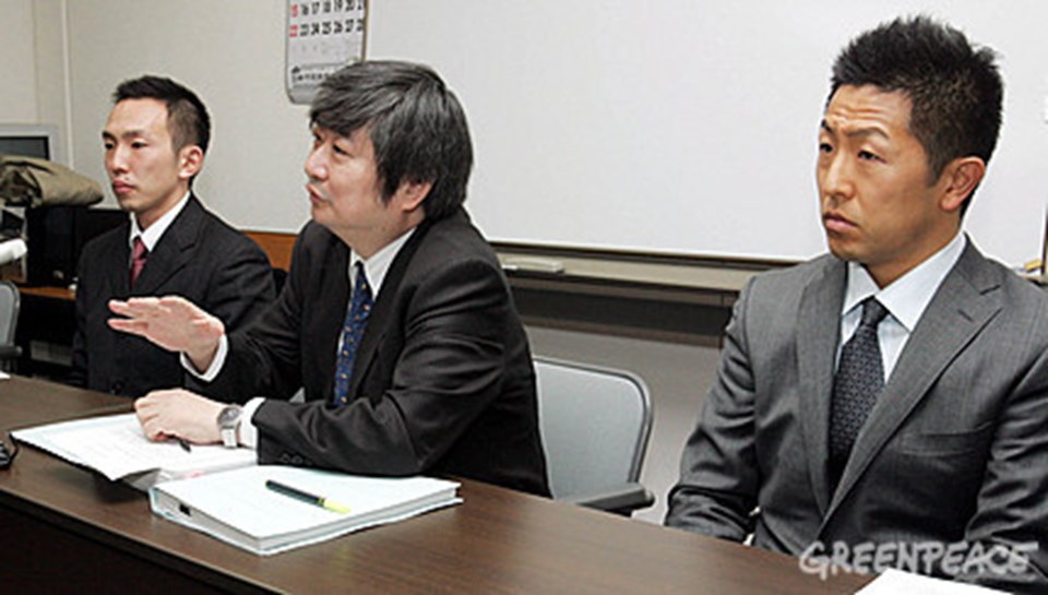 Junichi Sato (solda), Toru Suzuki (sağda), ve avukatları, Yuichi Kaido (ortada) Aomori Yerel Mahkemesindeki ilk ön duruşma öncesi basına bilgi verirken - 2009.