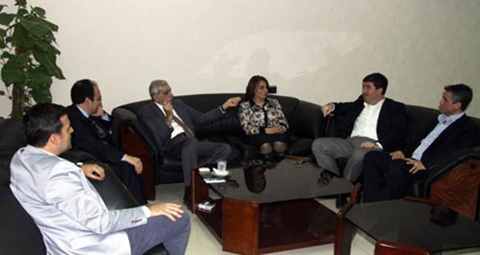 BDP Heyeti, Büyükşehir Belediyesi’nde KCK ana davasından tutuklu bulunan ve bir süre önce serbest bırakılan Yenişehir ilçesi eski belediye başkanı Fırat Anlı’ya geçmiş olsun dileklerinde bulundular.