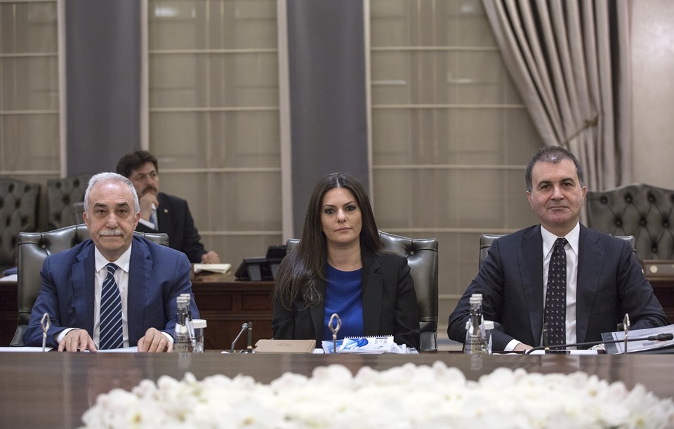 Gıda, Tarım ve Hayvancılık Bakanı Ahmet Eşref Fakıbaba (solda), Çalışma ve Sosyal Güvenlik Bakanı Jülide Sarıeroğlu (ortada) ve Avrupa Birliği Bakanı Ömer Çelik (sağda)