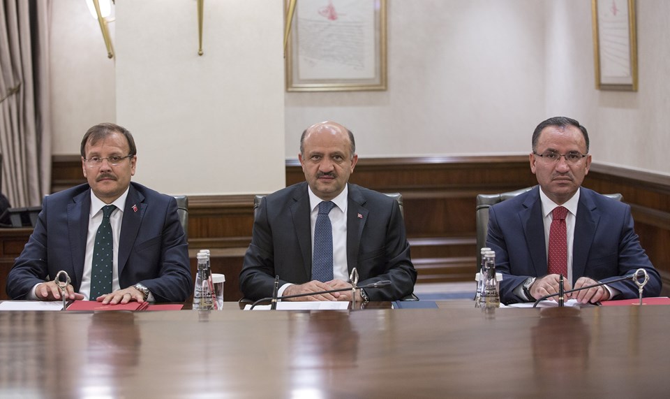 Başbakan Yardımcıları Bekir Bozdağ (sağda), Fikri Işık (ortada) ve Hakan Çavuşoğlu (solda)