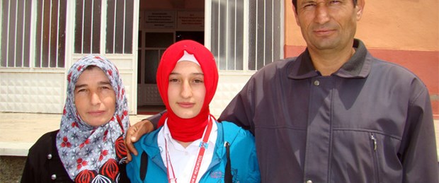 Başörtülü öğrenciye ödül 'geçmişe takıldı'