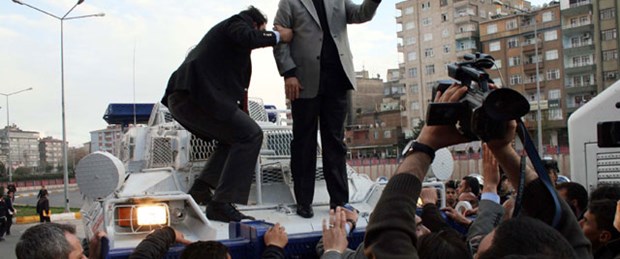 Baydemir: Panzere taş atmayın, okula gidin