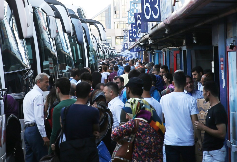 Kurban Bayramı tatilinin başlaması dolayısıyla Esenler'deki İstanbul 15 Temmuz Demokrasi Otogarı'nda da yoğunluk yaşandı.