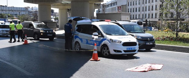 bayrampasada-yolun-karsisina-gecmeye-calisan-yayalara-otomobil-carpti-1-olu-1-yarali.jpg