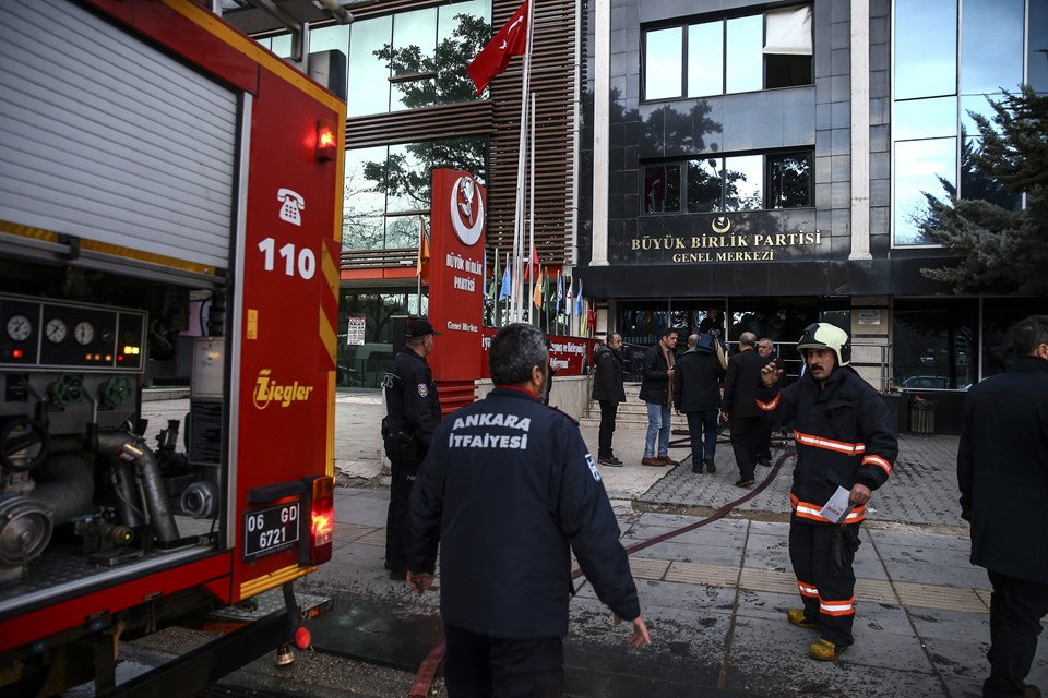 Olay yerine gelen itfaiye ekipleri inceleme yaptı.