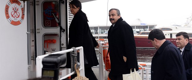 BDP'lilere iki MİT'çi eşlik etti
