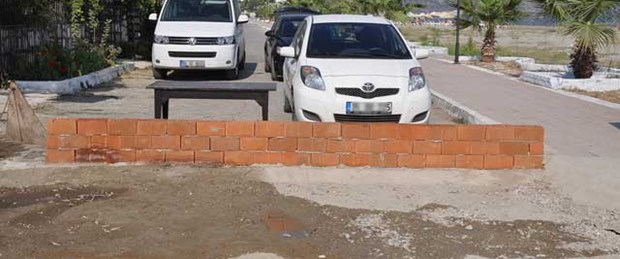 Belediye borcunu ödeyemedi, parkeleri söktü