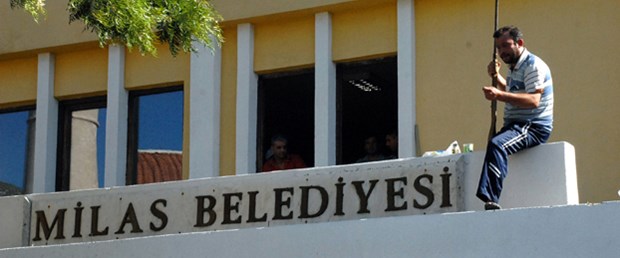 Belediyeyi silahla bastı