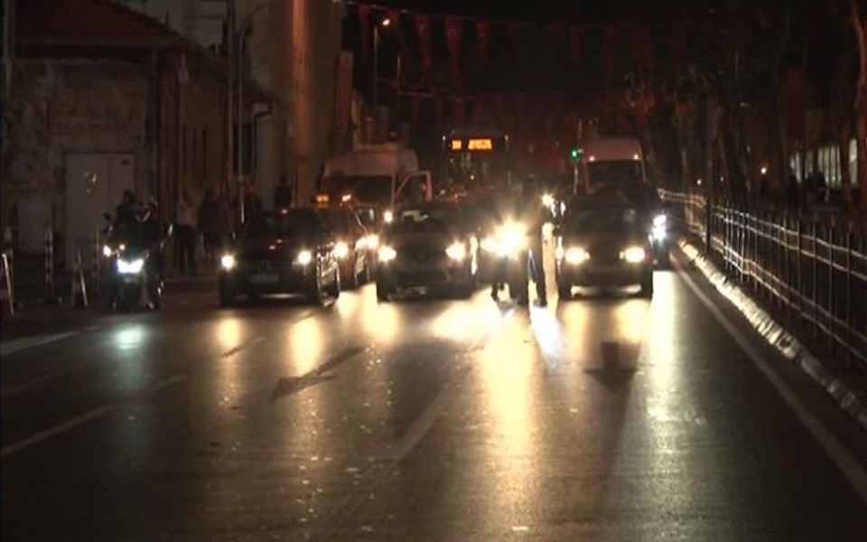 Yaklaşık 20 dakika trafiğe kapalı olan cadde de yeniden ulaşıma açıldı.