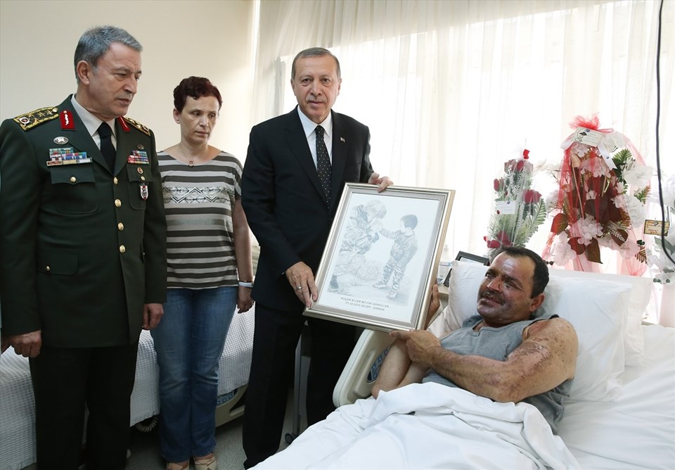 Cumhurbaşkanı Recep Tayyip Erdoğan, Şırnak'ta bir çocuğun elini ısıtırken görüntülenen ve Mardin'in Nusaybin ilçesinde yaralanarak Gülhane Askeri Tıp Akademesi'nde (GATA) tedavi altına alınan Jandarma Binbaşı Necmettin Tetik'i ziyaret etmişti.
