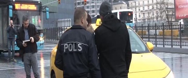 beyogluda-silahli-kavgada-taksiye-6-mermi-isabet-etti.jpg