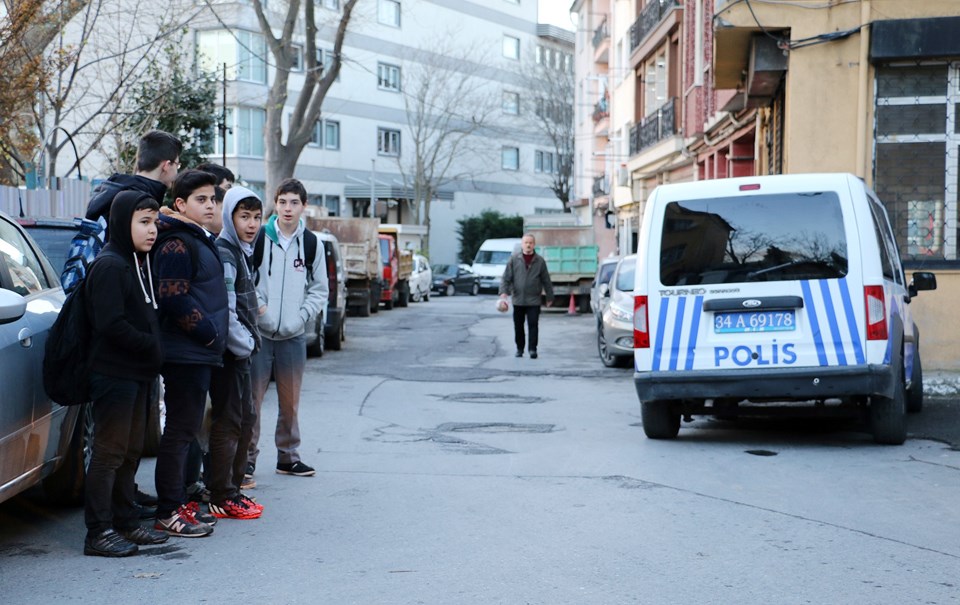 Öğrenciler bir süre meraklı ve şaşkın gözlerle yapılan incelemeri izledi.