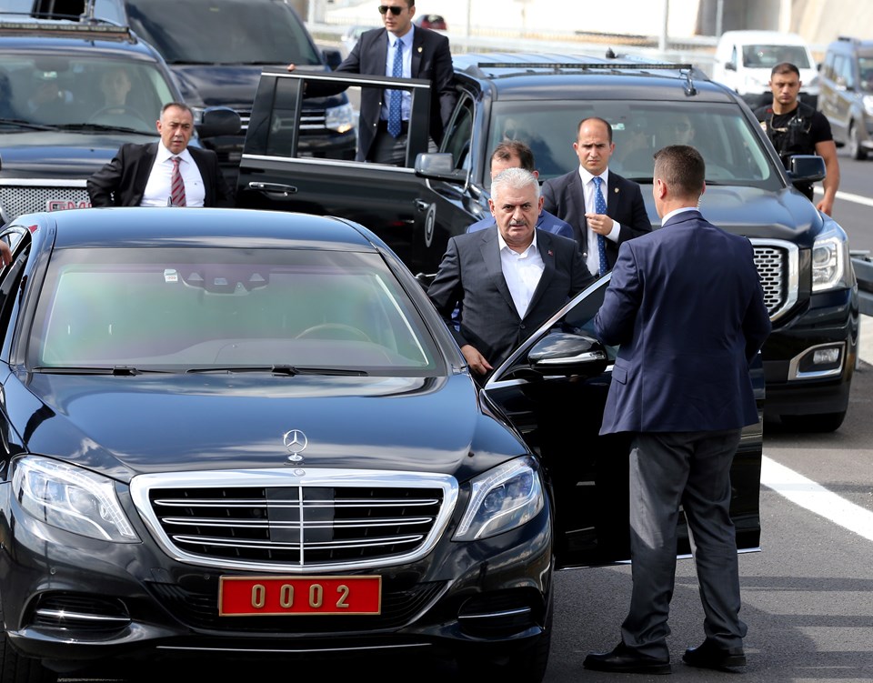 Başbakan Binali Yıldırım, kendi kullandığı makam aracıyla Osmangazi Köprüsü'nü geçerek geldiği Yalova'dan helikopterle saat 17.40'ta Eskişehir'e gitti.