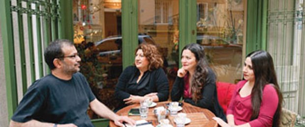 'Birbirine tutunan SDP'li üç kadın'