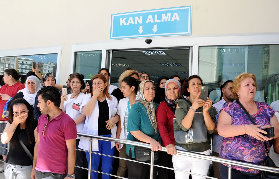 Şehidin cenazesi, tutulduğu hastaneden alınırken, gözyaşları sel oldu.