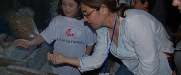 Bu çocuklar ekmeklerini su değirmeninden çıkarıyor...