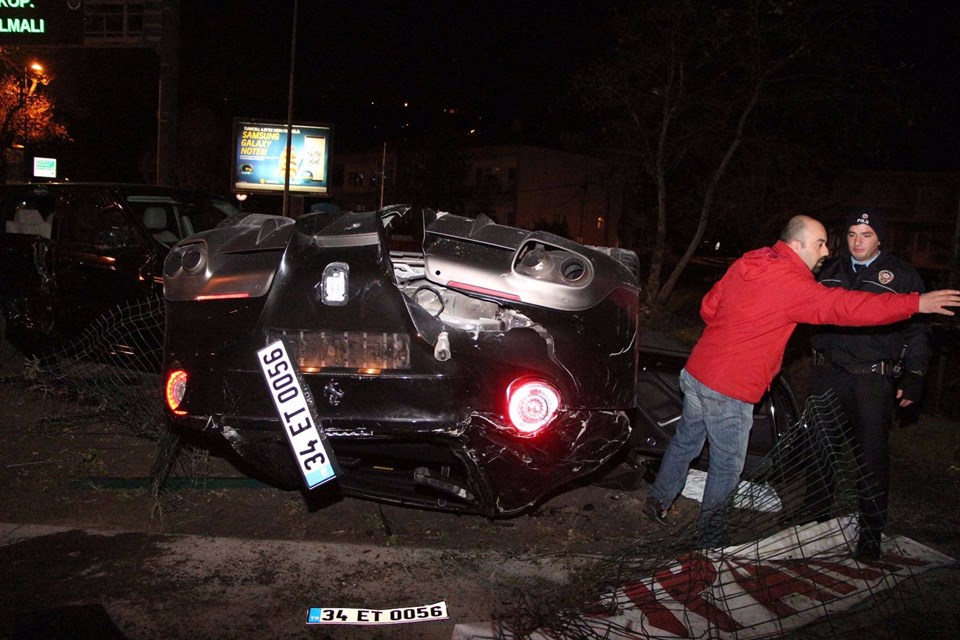 burak yılmaz, selçuk inan, kaza, ferrari, trafik kazası