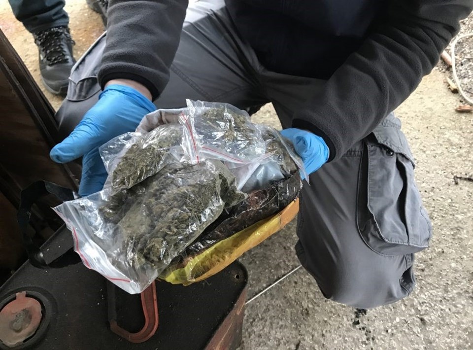 Operasyonda, 550 gram metamfetamin, 150 gram skunk (genetiği değiştirilmiş esrar), 51 kilogram esrar, bin 750 uyuşturucu hap ve 500 gram sentetik uyuşturucu ile 7 ruhsatsız silah ele geçirildi.