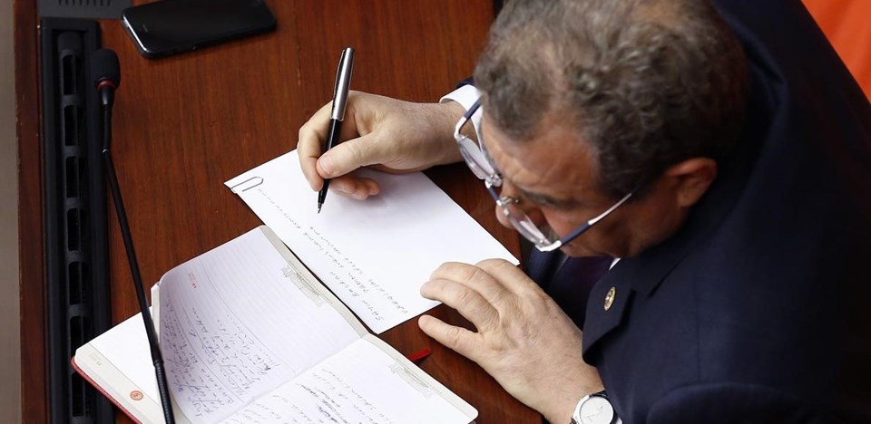 Muammer Güler, konuşmasında kullanacağı ifadeleri not alırken objektiflere takılmıştı.