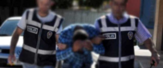 Cami bahçesinde esrarla yakalandılar