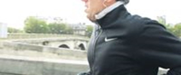 Cem Uzan Paris’te sabah koşusunda