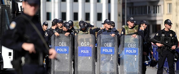 Çevik kuvvet taşınıyor