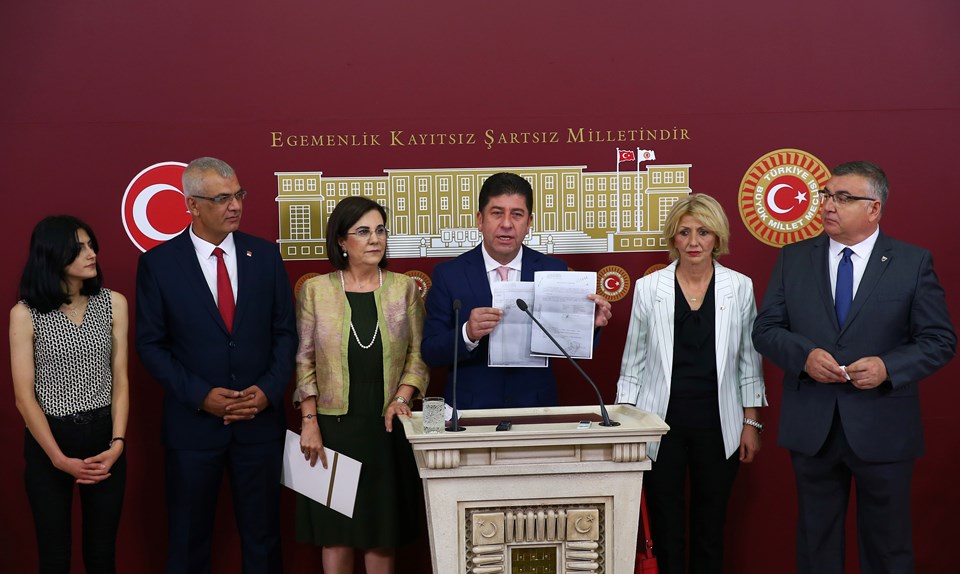 Tüzün, konuşması sırasında kurultay için toplanan imzaları gösterdi.