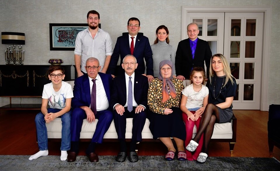 CHP Genel Başkanı Kemal Kılıçdaroğlu, Ekrem İmamoğlu'nu 13 Aralık'ta evinde ziyaret etmiş ve aile fotoğrafı çektirmişti.