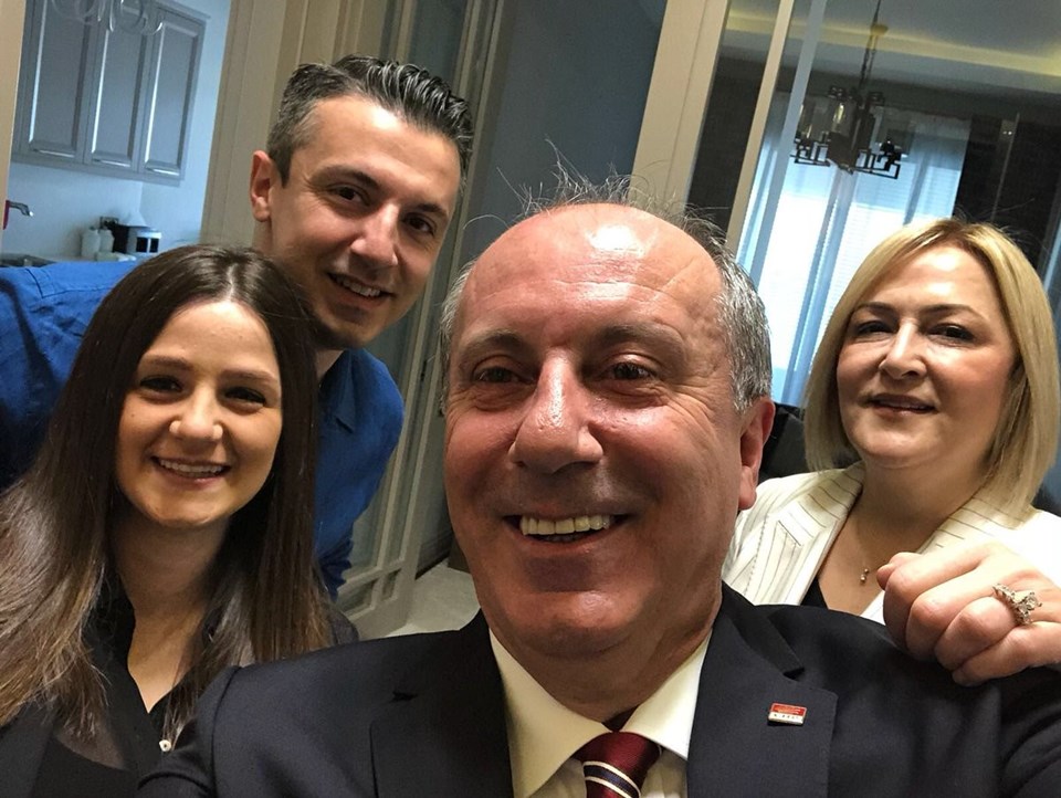 Sabah saatlerinde ailesiyle birlikte çektiği selfieyi Twitter hesabından paylaşan Muharrem İnce, "Biz hazırız" ifadelerini kullandı.