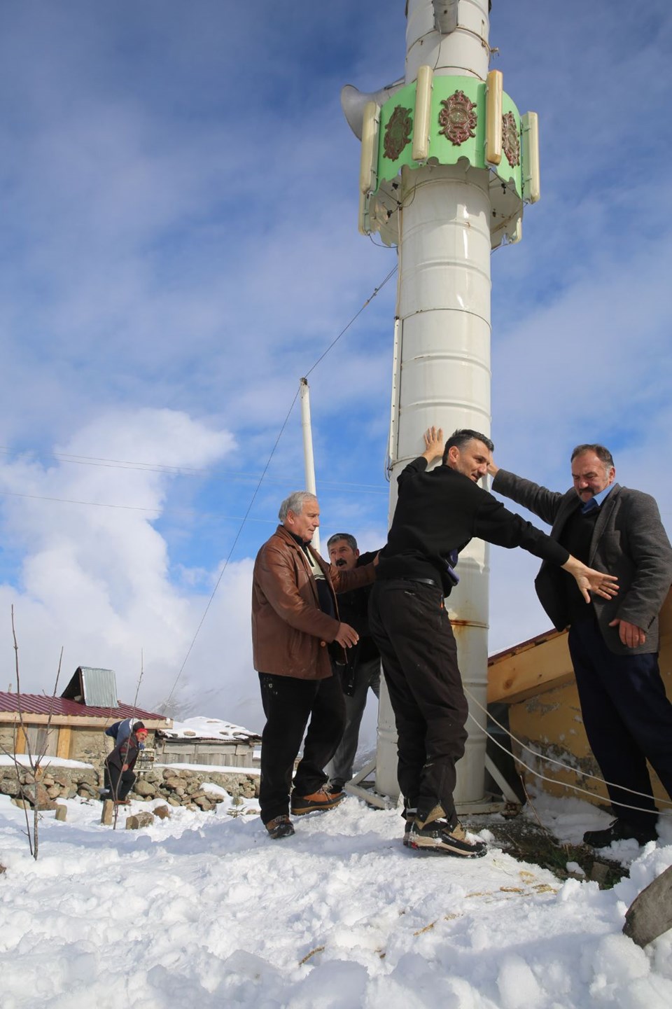 Çığ yıkmasın diye minareyi bu yıl da yatırdılar