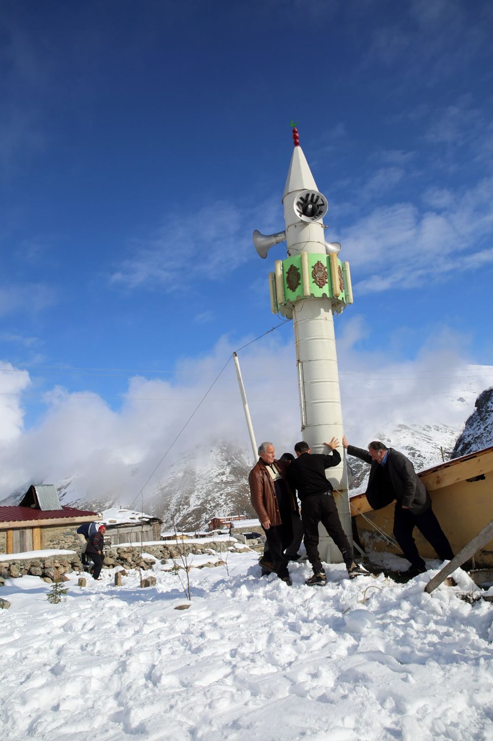 Çığ yıkmasın diye minareyi bu yıl da yatırdılar