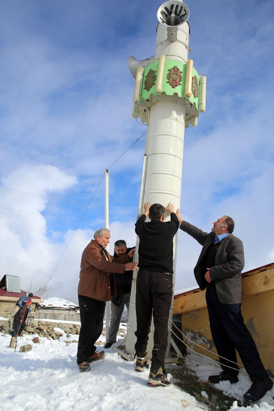 Çığ yıkmasın diye minareyi bu yıl da yatırdılar