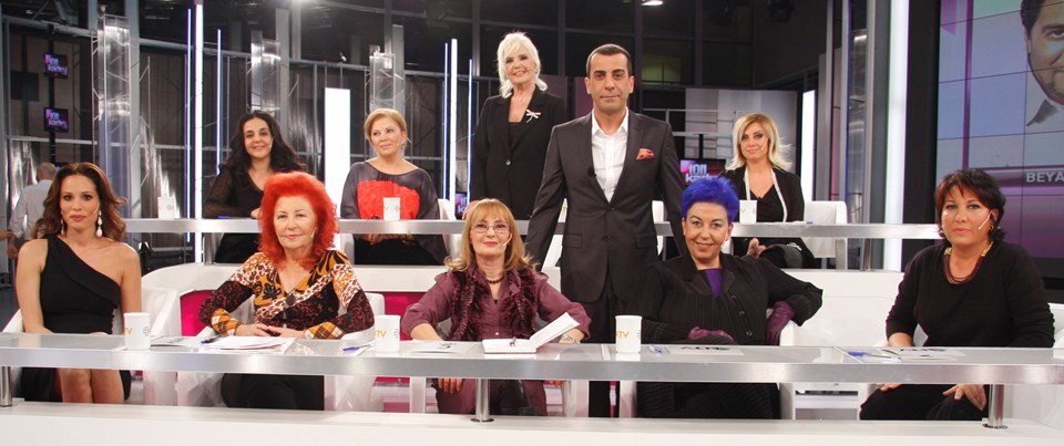 İlk programın konuğu Emre Karayel ve kadınlar...