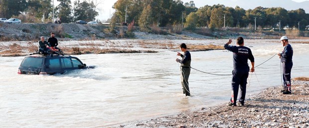 akarsuyun-ortasinda-kalan-arazi-araci-halatlarla-kurtarildi_3378_dhaphoto3.jpg
