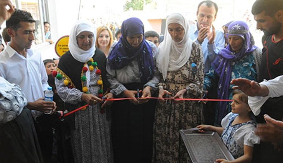 Kapatılan 'Berivan' adlı okul dün; HDP Şırnak Milletvekili Faysal Sarıyıldız, Cizre Belediye Başkanı Leyla İmret ve eşbaşkanı Kadir Kunur'un da katıldığı törenle açılmıştı