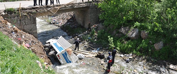 Çocuklara çarpmamak için dereye uçtu