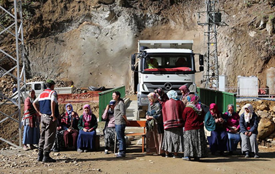 31 Mayıs'ta İkizdere ilçesinde toplanan kadınlardan oluşan bir grup, ağaç kesimi yapıldığı ve izinsiz dinamit patlatıldığı gerekçesiyle oturma eylemi yapmış, jandarma da grupa müdahale etmişti