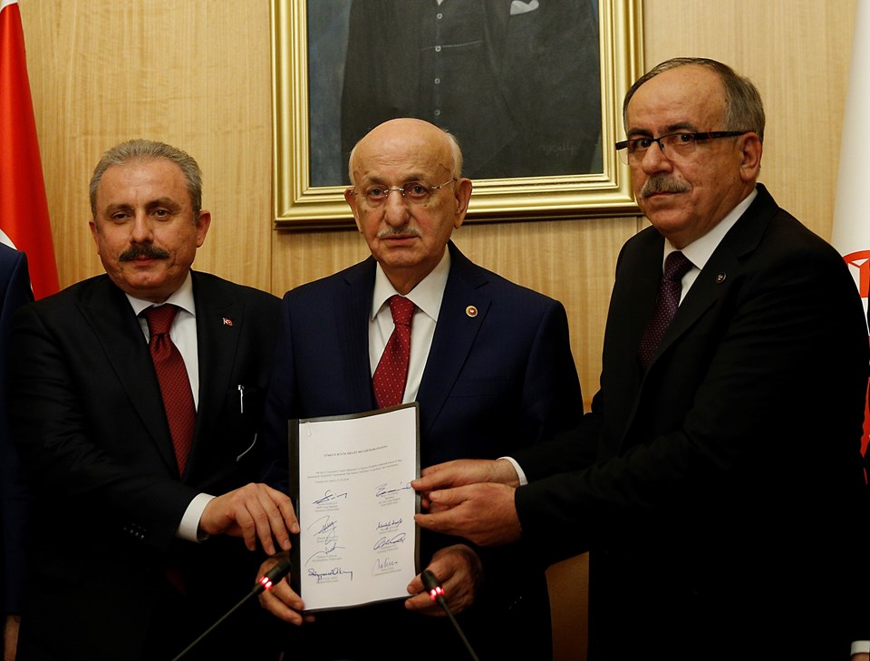 AK Parti Genel Başkan Yardımcısı Mustafa Şentop (solda), MHP Genel Sekreter Yardımcısı Mustafa Kalaycı (sağda) ve TBMM Başkanı İsmail Kahraman (ortada)