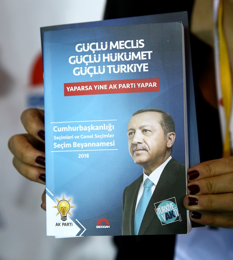 Toplantı salonunda görev yapan basın mensuplarına seçim beyannamesi kitapçıkları dağıtıldı.