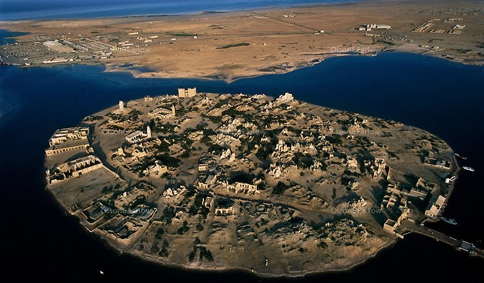 (Sevakin Adası, 19. yüzyıla kadar Osmanlı Devleti'nin bugünkü Eritre, Cibuti ve Kuzey Somali'yi kapsayan Habeş Eyaleti valilerinin ikamet adresiydi.)