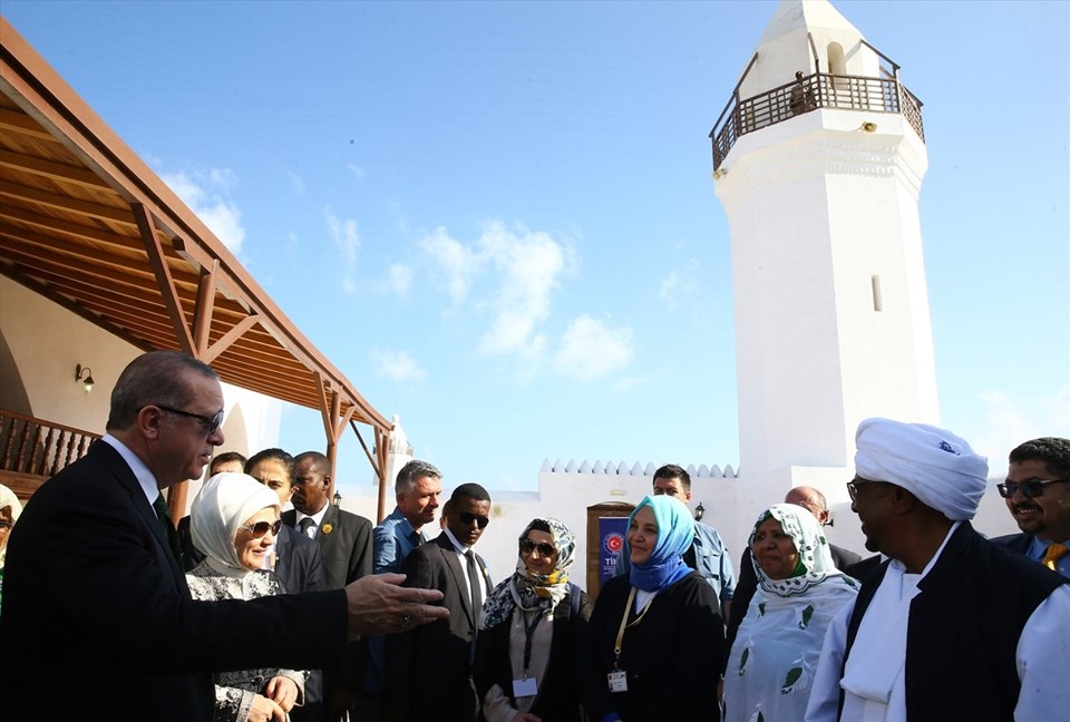 Cumhurbaşkanı Recep Tayyip Erdoğan, Sudan Cumhurbaşkanı Ömer El-Beşir ile Sudan'ın Kızıldeniz kıyısındaki Sevakin Adası'nda incelemelerde bulundu.