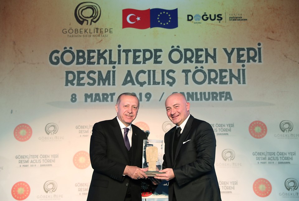Doğuş Grubu Yönetim Kurulu Başkanı Ferit Şahenk tarafından Cumhurbaşkanı Erdoğan'a günün anısına hediye takdim edildi.