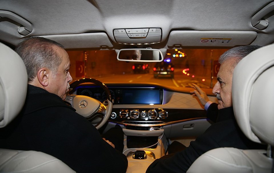 Cumhurbaşkanı Erdoğan, kendi kullandığı makam otomobiliyle tünelden geçti.