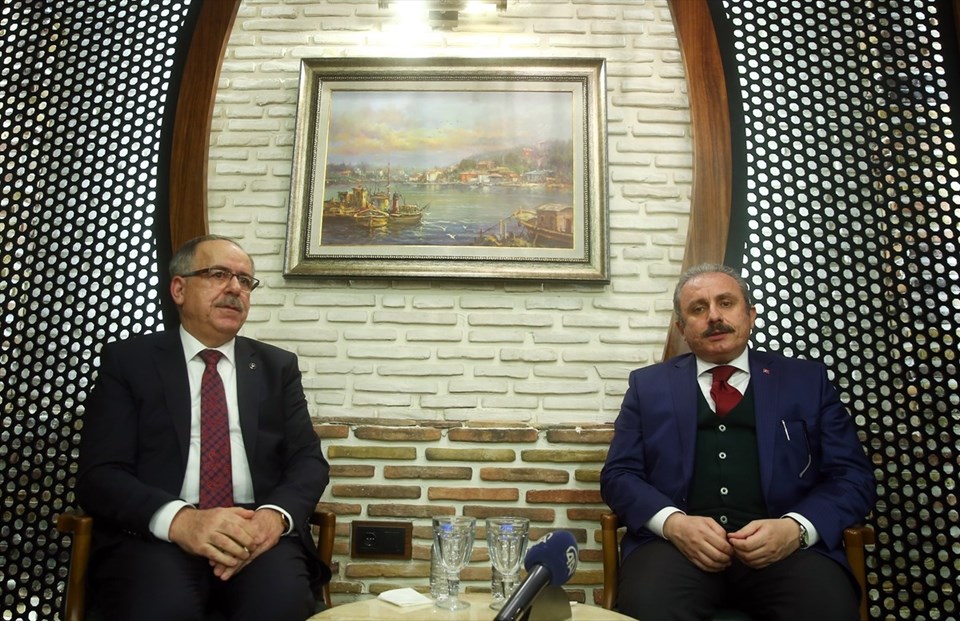 Anayasa Komisyonu Başkanı ve AK Parti İstanbul Milletvekili Mustafa Şentop (sağda) ile MHP Genel Sekreter Yardımcısı ve Konya Milletvekili Mustafa Kalaycı (solda)