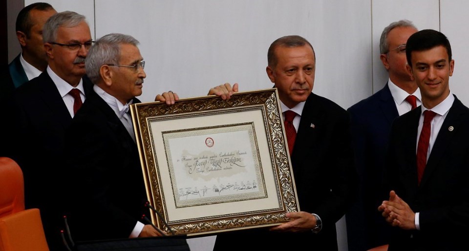 Geçici TBMM Başkanı Durmuş Yılmaz, Cumhurbaşkanı Erdoğan'a mazbatasını verdi.

