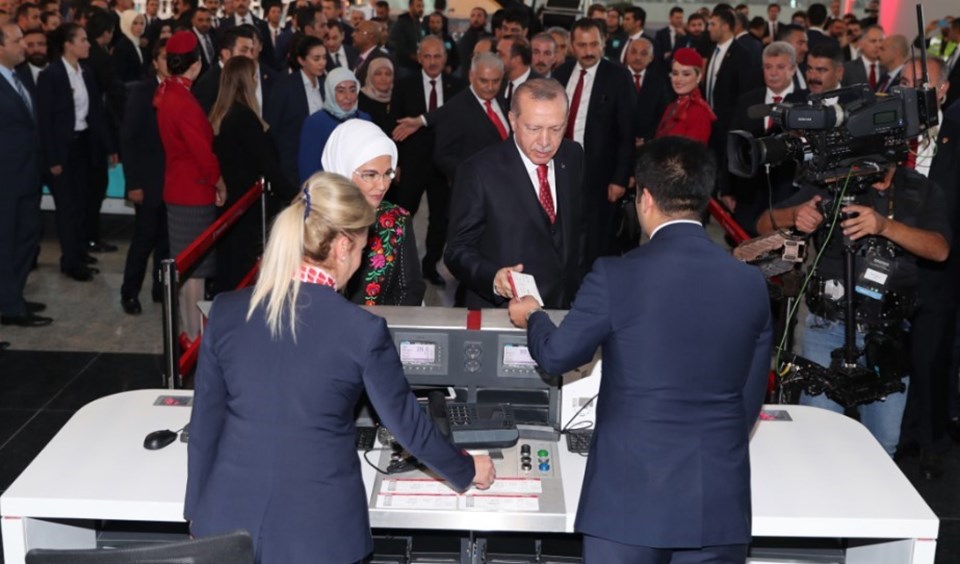 THY yetkilileri ilk bileti Cumhurbaşkanı Erdoğan'a verdi.