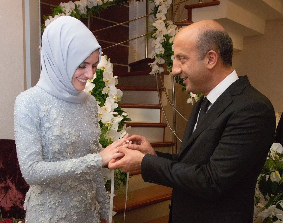 Arslan-Saruhan çifti, törende yüzüklerini takarken.