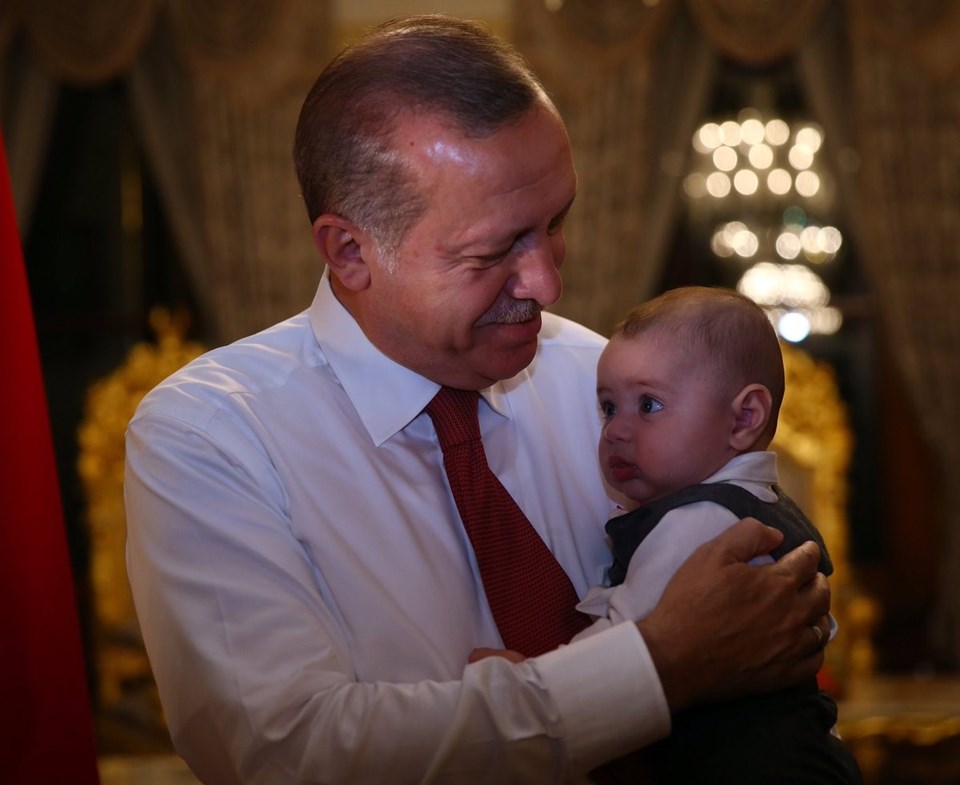 Cumhurbaşkanı Erdoğan, kişisel Twitter hesabından kucağında ufak bir çocukla fotoğraf paylaşarak "Bugün küçük Tevfik'le tanıştık..." ifadelerini kullanmıştı.