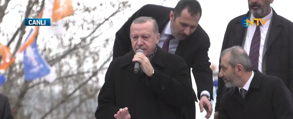 Cumhurbaşkanı Erdoğan Tokat'taki İl Kongresi'nin düzenleneceği salona girmeden önce konuşma yaparken.